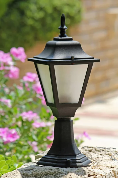 Bahçedeki küçük dekoratif sokak lambası — Stok fotoğraf