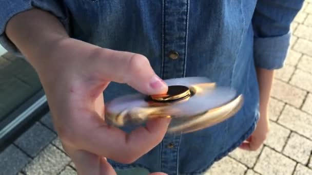Spinner fidget oro en la mano. Popular juguete de moda primer plano . — Vídeo de stock