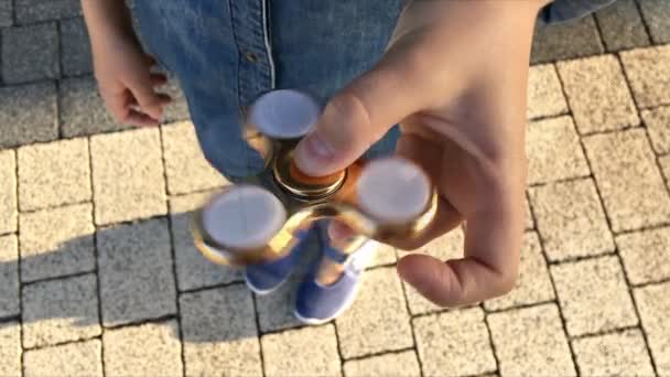 Goud fidget spinner in de hand. Close-up van de populaire trendy speelgoed — Stockvideo