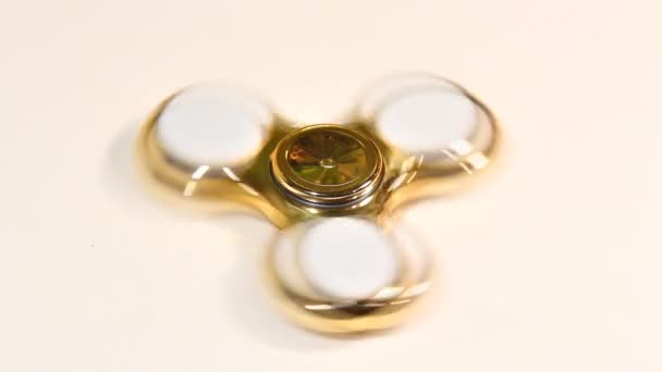 Golden fidget spinner rotates. Hand spinner is a popular toy for children and adults. — Stock Video
