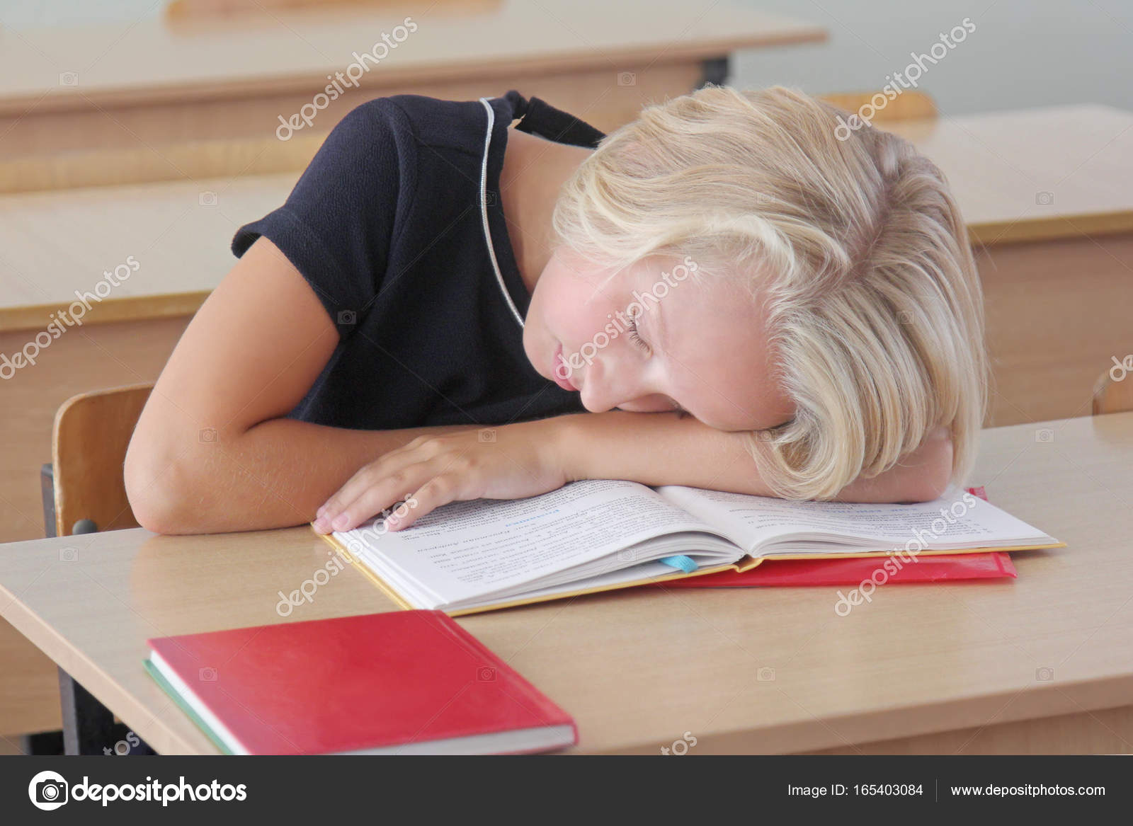 усталая учительница. учитель лежит на парте. учитель лежит на парте. учитель лежит на парте. ученик спит за партой.