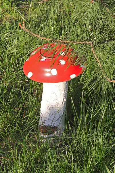 Scultura da giardino fatta in casa - fungo amanita sull'erba. Upcycling . — Foto Stock