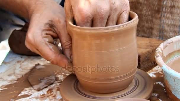 Ceramiki. Proces produkcji wyroby z gliny. Rękodzieła. — Wideo stockowe