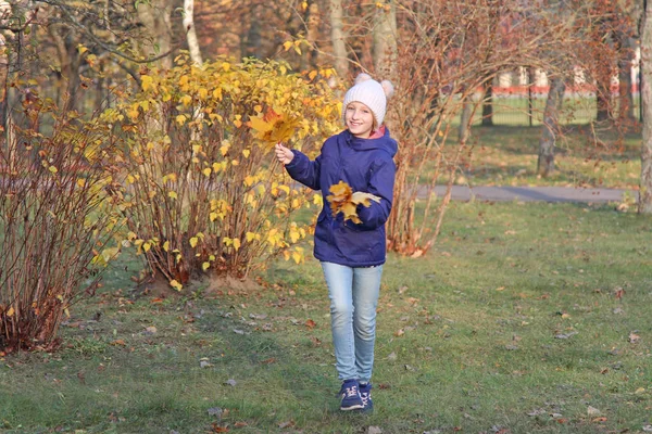 Menina criança feliz em um chapéu quente. Outono, caminhar no parque . — Fotografia de Stock