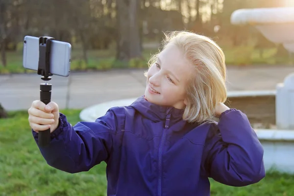 Sonriente Chica Preadolescente Beata Tomando Una Selfie Aire Libre Niño —  Fotos de Stock