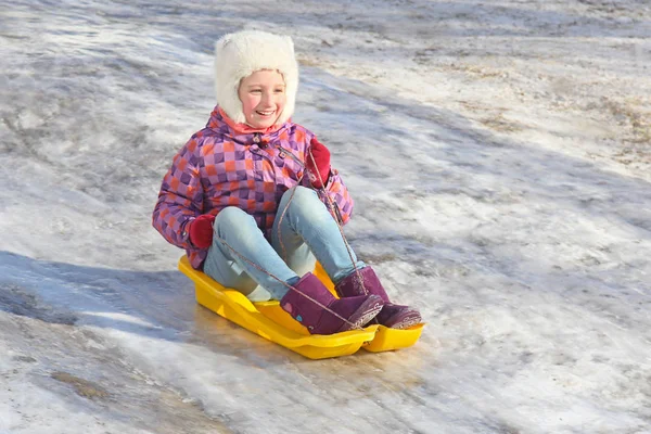 Fröhliches Mädchen Fährt Auf Einem Plastikschlitten Von Einem Eisigen Berg — Stockfoto