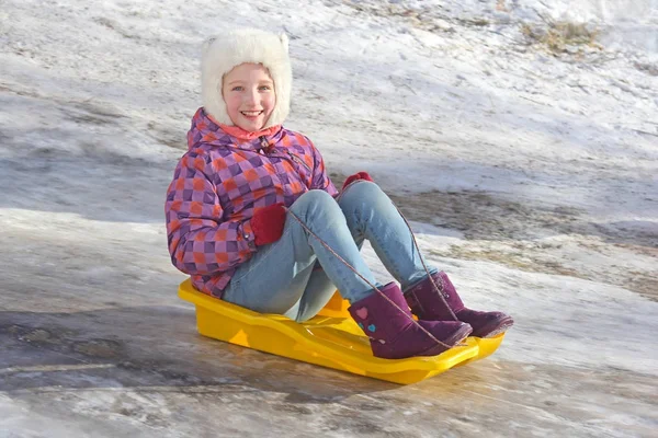 Fröhliches Mädchen Fährt Auf Einem Plastikschlitten Von Einem Eisigen Berg — Stockfoto