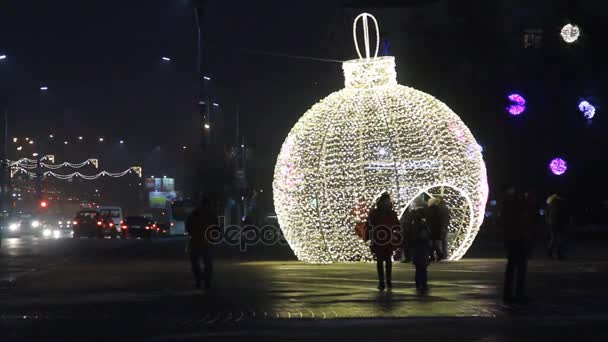 Kasaba Meydanında Noel Süsleri Büyük Parlayan Top Nsanlar Akşam Yürüyor — Stok video