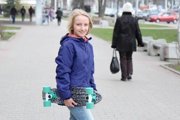 Escola Feliz Menina Loira Envelhecida Passeio Com Skate Cidade — Fotografia de Stock