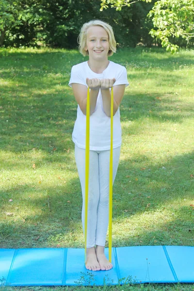 Prachtige School Leeftijd Kind Meisje Sporten Met Een Latexband Mat — Stockfoto