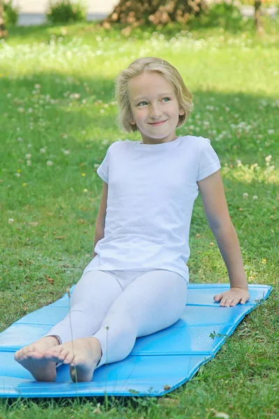 Fille Âge Scolaire Vêtements Légers Repose Fait Sport Sur Tapis Images De Stock Libres De Droits