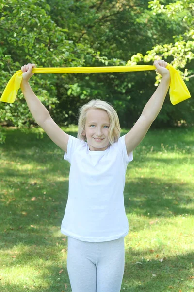 Piękne Wieku Dziewczyna Kid Gry Sportowe Gumką Świeżym Powietrzu Parku — Zdjęcie stockowe