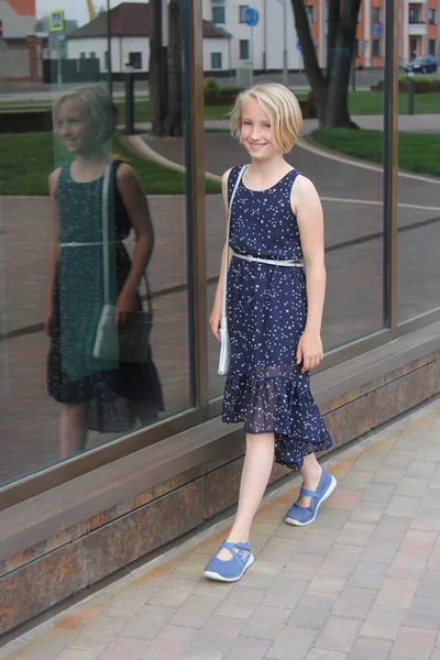 Entzückende Preteen Blonde Kind Mädchen Modischen Sommerkleid Fuß Die Straße — Stockfoto
