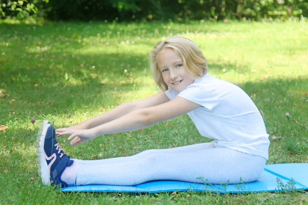 School Age Kid Girl Light Clothes Take Sport Exercise Mat — Stock Photo, Image