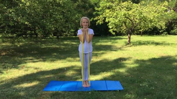 Hermosa Niña Edad Escolar Jugando Deportes Con Una Banda Elástica — Vídeos de Stock