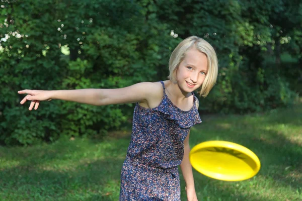 Menina Linda Menina Loira Brincando Com Frisbee Parque Jogo Esportes — Fotografia de Stock