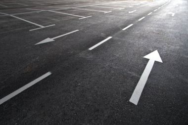 Otoparka asfalt yüzeyine yol işaretleri.