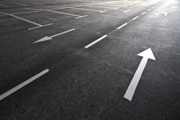 Señales de tráfico en la superficie de asfalto del estacionamiento . — Foto de Stock