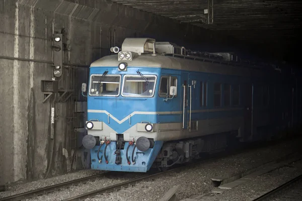 Μπλε Τρένο Στο Τούνελ Ατμομηχανή Βγαίνει Από Τούνελ — Φωτογραφία Αρχείου