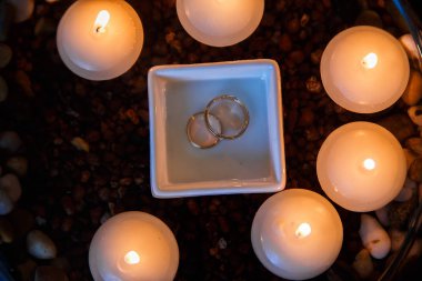 Elmas alyans mum su ile.