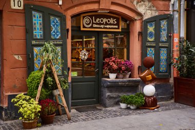 Lviv, Ukrayna - Kasım, 2017. Ünlü şekerleme mağazası Leopolis Lviv Merkezi. Çikolata mağazası için güzel bir giriş çiçeklerle süslüdür