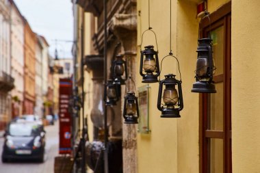 Lviv, Ukrayna - Kasım, 2017. Çok güzel eski sokak lambaları Lviv Merkezi. Cam ve metal sokakta antika lambalar yapılmış