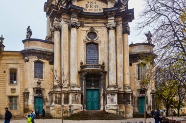 Lviv, Ukrayna - Kasım, 2017. Lviv ünlü Dominik kilise girişinde. Parlak yeşil kapı ile büyük gri sütun