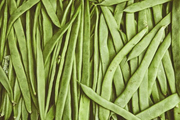 Legumes orgânicos imperfeitos naturais com deficiência em uma cesta de vime no mercado. Feijão verde ecológico natural, legumes no bazar. Fundo perfeito para um alimento orgânico saudável . — Fotografia de Stock