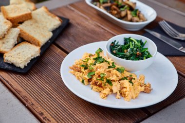 Kavrulmuş ev yapımı ekmek dilimleri yanı sıra rendelenmiş fasulye ve yeşillik kıyılmış mantar ve baharat, servis, yemek saati. Aperatif püresi baklagiller tost yaymak için gelen.