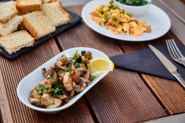 Kavrulmuş ev yapımı ekmek dilimleri yanı sıra rendelenmiş fasulye ve yeşillik kıyılmış mantar ve baharat, servis, yemek saati. Aperatif püresi baklagiller tost yaymak için gelen.