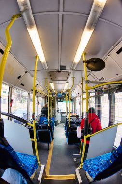 Lisbon, Portekiz - Ocak, 2018. Otobüs iç taşıma şirketinin büyük pencereler ile bir geniş açı balıkgözü lens Tst vurulur. Yolcu otobüsü terk için hazırlanıyorlar.