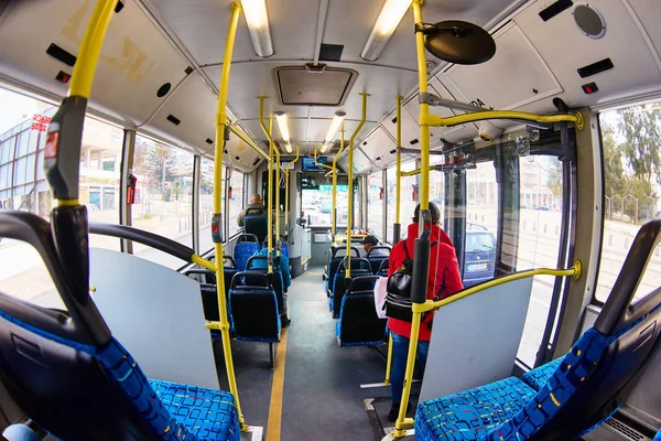 Lisbonne, Portugal - janvier 2018. L'intérieur de l'autobus avec de grandes fenêtres de la société de transport TST est tourné sur un objectif grand angle fisheye. Les passagers se préparent à quitter le bus . — Photo