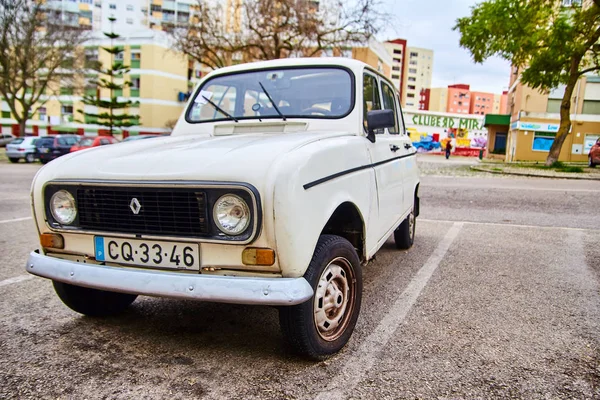 Lisbon, Portekiz - Ocak, 2018. Beyaz eski vintage retro araba Renault marka bir Lizbon sokakta. Perspektif distorsiyonları bir geniş açı lens üzerinde çekilmiş bir fotoğrafı. — Stok fotoğraf