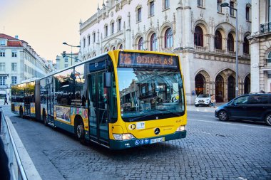 Lisbon, Portekiz - Ocak, 2018. Rota 136 Lizbon Odivelas banliyösünde için sarı Mercedes otobüs gidiyor.
