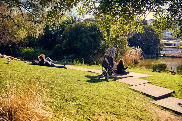 Lisboa, Portugal - Janeiro de 2018. Gulbenkian parque e jardim. As pessoas relaxam no jardim e desfrutam do tempo ensolarado. Famílias vieram ao parque de férias para o fim de semana e para fazer piquenique no jardim . — Fotografia de Stock