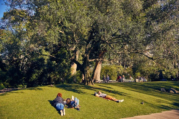 Lisboa, Portugal - Janeiro de 2018. Gulbenkian parque e jardim. As pessoas relaxam no jardim e desfrutam do tempo ensolarado. Famílias vieram ao parque de férias para o fim de semana e para fazer piquenique no jardim . — Fotografia de Stock