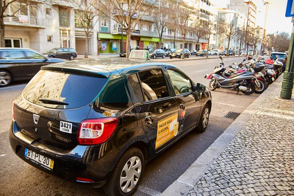 Lisszabon, Portugália - január, 2018. A city taxi a Dacia márka az utasok az út mentén vár. — Stock Fotó