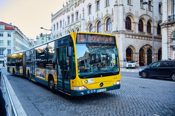 Lisbon, Portugal - januari, 2018. De gele Mercedes bus gaat onderweg 136 naar de voorstad van Lissabon Odivelas. Stockafbeelding