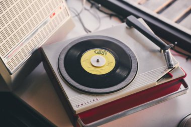 Lisbon, Portekiz - Şubat, 2018. Lizbon banliyölerinde bir kafede salonda retro nesneleri fotoğraf. Vintage pikap Phillips beyaz pencere pencere yakınındaki koyu kırmızı parçaları ile.