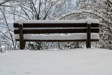 Kış aylarında karla kaplı bir Bank