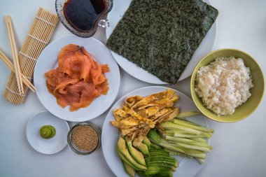 Suşi - plakaları hazır ve hazırlanmış farklı malzemeler