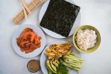 Suşi - plakaları hazır ve hazırlanmış farklı malzemeler