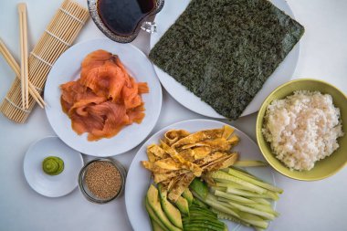 Suşi - plakaları hazır ve hazırlanmış farklı malzemeler