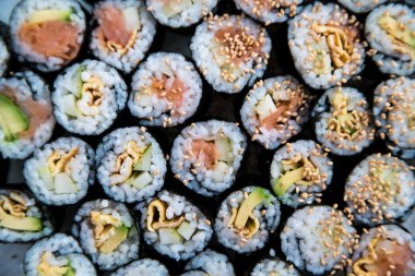 Suşi - plaka üzerinde hazırlanan değişik