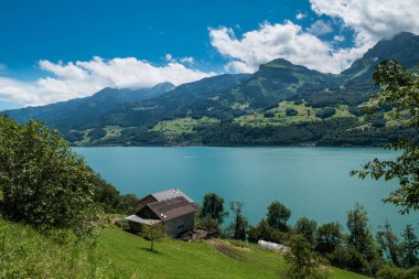Acress backg Dağları ile bulutlu bir günde Göl Manzaralı