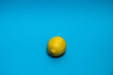 Mavi bir arka plan sarı limon