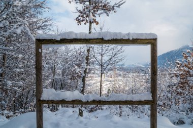 Kışın Forrest gelen Cityscape