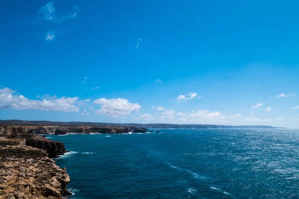 Portekiz - Atlantik Okyanusu içine yapışmasını kayalıklarla — Stok fotoğraf