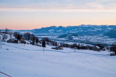 İsviçre kış - kar kulübeleri