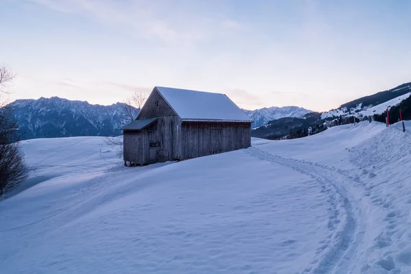 Invierno suizo - Cabaña bajo la nieve — Foto de Stock